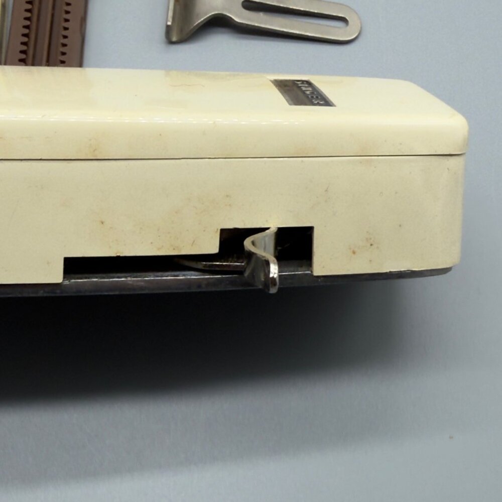 Singer Vintage Professional Buttonholer SIMS 4642 38116 Extra Attachments - Picture 14 of 16